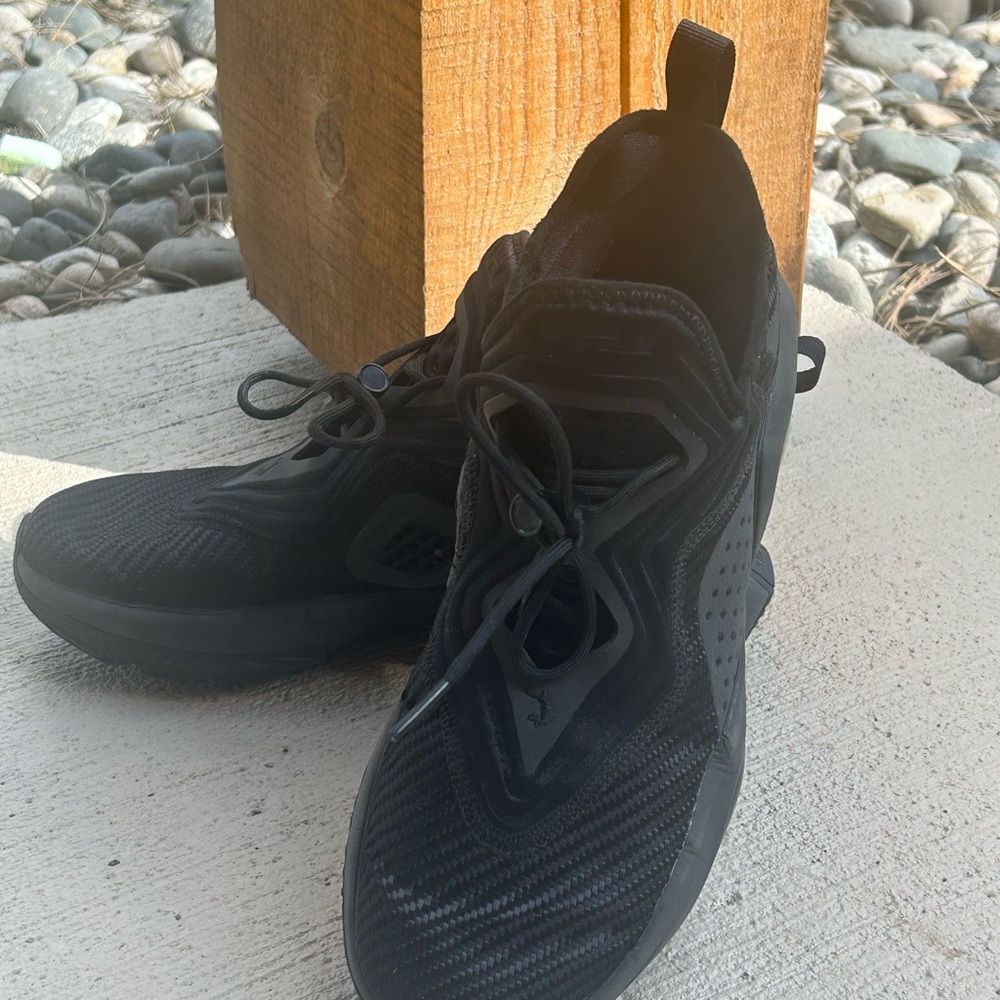 Nike men’s LeBron Soldier XIV Black Sneakers